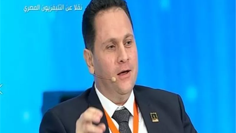 مخرج يعرض نماذج لفيديوهات تنقل صورة سيئة للمواطنين عن الدولة