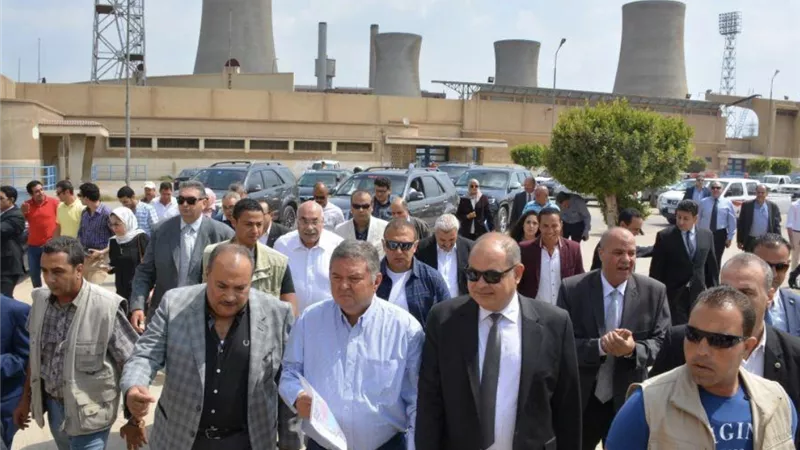 وزير قطاع الأعمال ومحافظ الغربية فى شركة مصر للغزل والنسيج بالمحلة الكبرى لبدء مخططات التطوير
