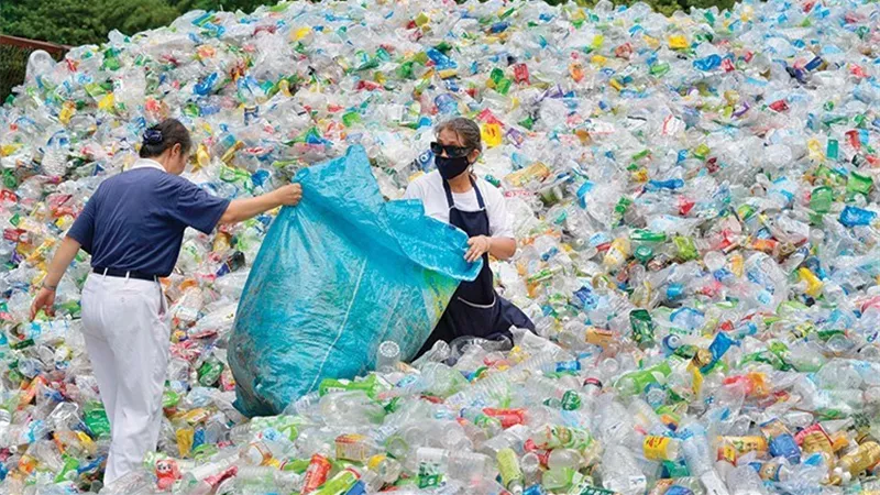 قرية فلبينية تتخلص من النفايات البلاستيكية بالأرز
