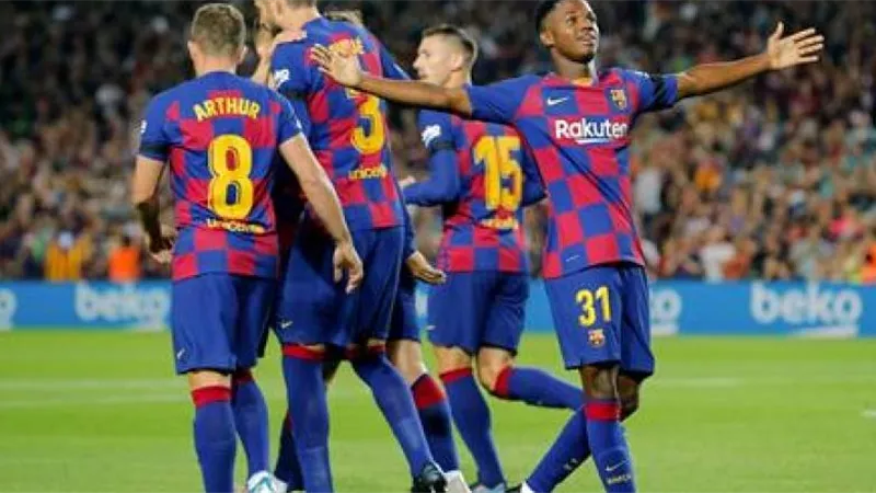 برشلونة يسحق فالنسيا بخماسية وسط تألق فاتي وسواريز