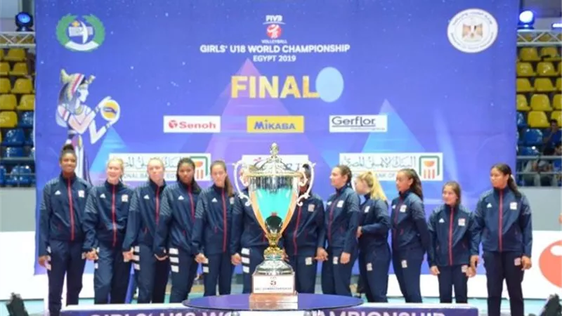 نائب محافظ الإسماعيلية يسلم المنتخب الأمريكي كأس العالم لناشئات الكرة الطائرة ..صور