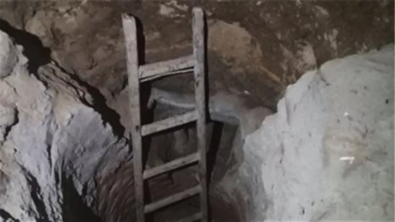العثور على معبد بطلمى داخل منزل أثناء التنقيب عن الآثار