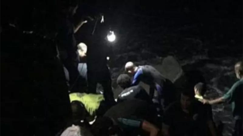 العثور على جثة طالب دمياط الغريق محتجزة بين الصخور ومحاولات لانتشاله