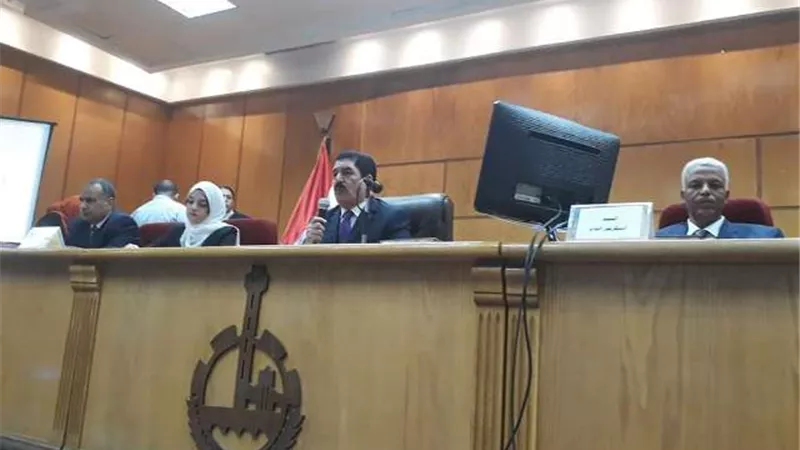 محافظ القليوبية يبكي وهو يطالب المجلس بإرسال برقية دعم وتأييد للسيسي