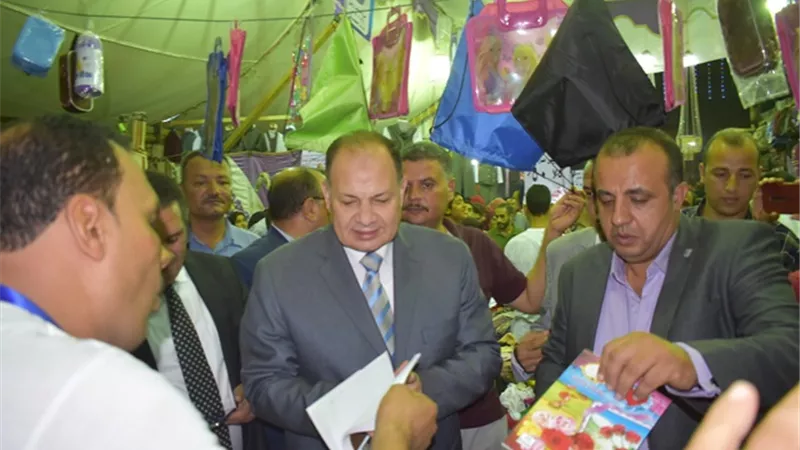 محافظ الفيوم يفتتح معرضاً لبيع مستلزمات المدارس بمركز سنورس