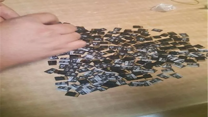 جمارك مطار برج العرب تحبط محاولتى تهريب تليسكوب وهواتف محمولة وكروت ميمورى ما راكبين