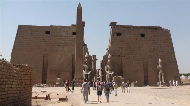 ترميم تمثالين جديدين للملك رمسيس الثانى بواجهة معبد الأقصر