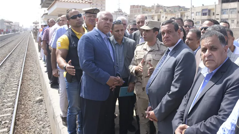 وزير النقل يعتمد 10 ملايين جنيه للانتهاء من محطة قطار دمنهور.. صور