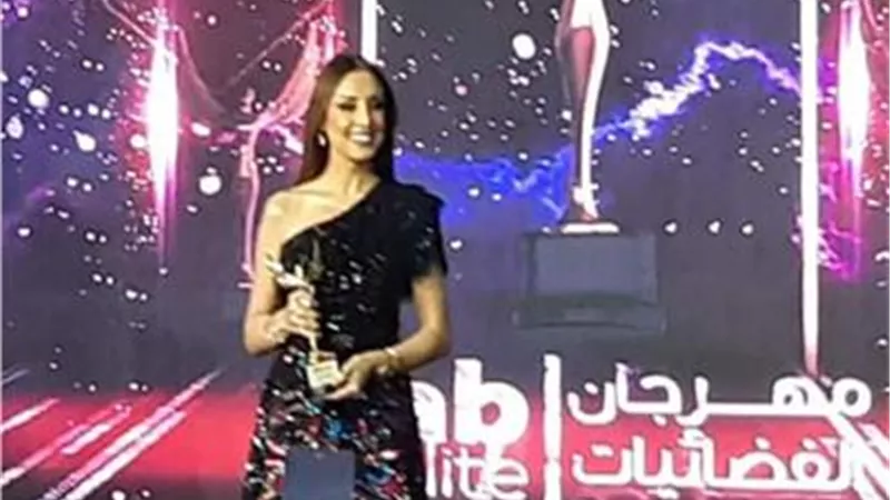 أنغام تتسلم درع مهرجان الفضائيات العربية بدورته العاشرة