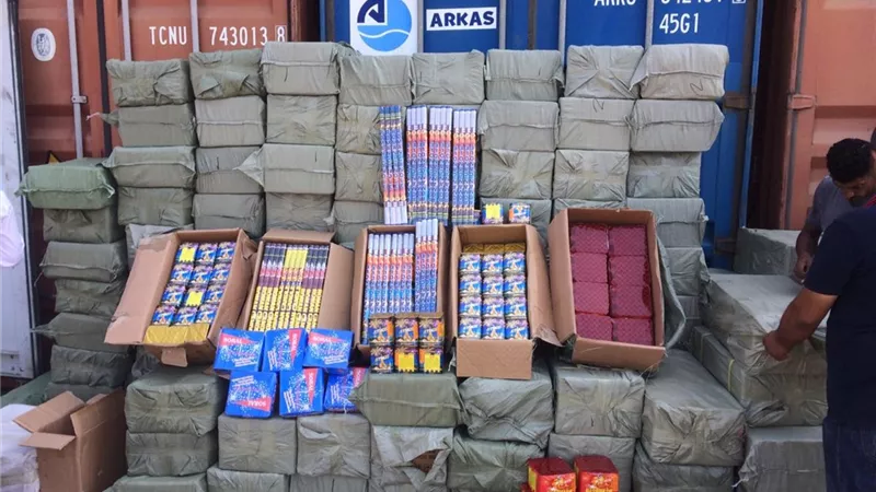 بالفيديو إحباط تهريب 6 ملايين قطعة ألعاب نارية بميناء الإسكندرية