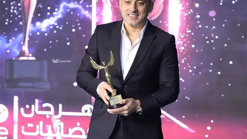 محمد دياب يتسلم درع تكريمه بمهرجان الفضائيات العربية