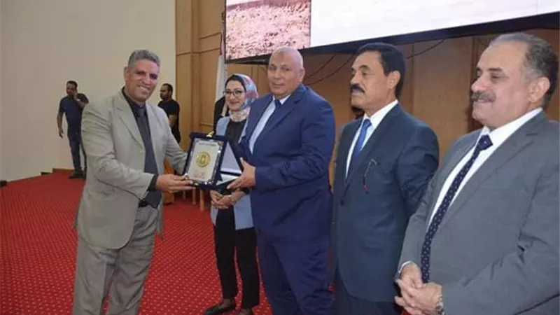 الزملوط يكرم مسؤولي الإسكان والصحة والتضامن بالوادى الجديد