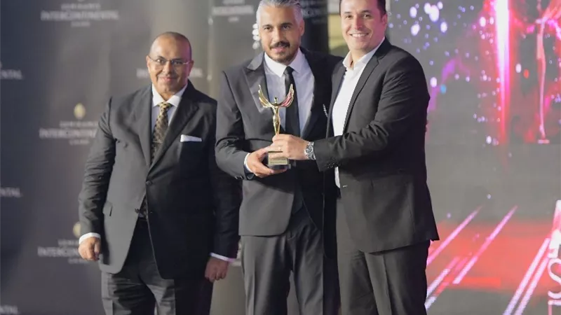 الفضائيات العربية يكرم الدكتور أحمد عمارة لإسهاماته في علم الطاقة والسعادة