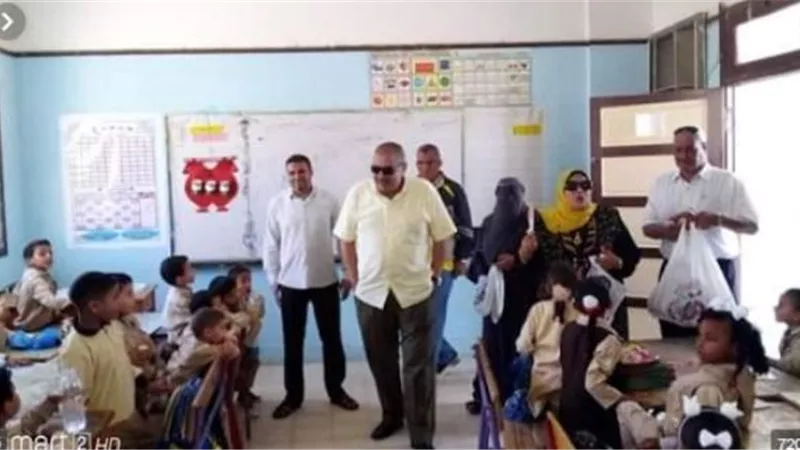 النيلي يوزع المستلزمات الدراسية علي طلاب مدرسة العبور الإبتدائية بحي الشروق