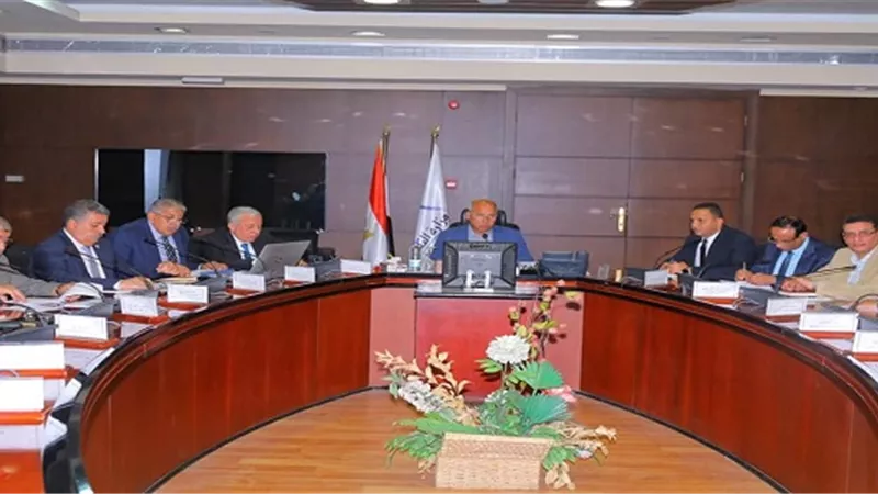 السكرتير العام يتابع ميدانيأ مخرات السيول بوادى تويويع وسماعيل بمنطقة الكيلو 4 بمرسى مطروح