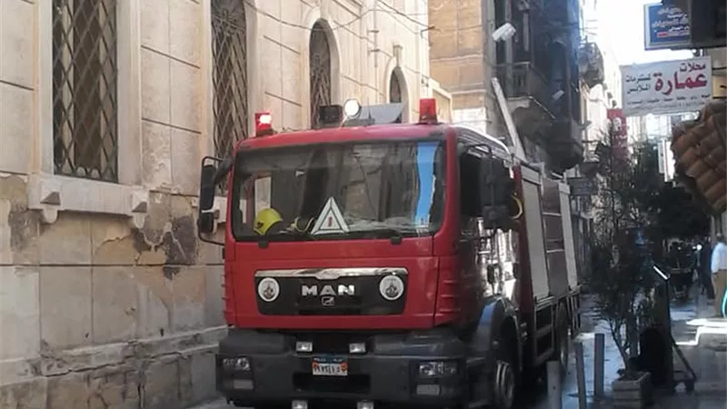 بالصور مطافى الاسكندرية سيطرت على حريق مصنع احذية ابوالخيروانقذت كنيسة الدبانه
