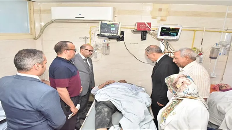 محافظ أسيوط يزور مصابي حادث تصادم طريق أبنوب الصحراوي الشرقي بالمستشفى الجامعي