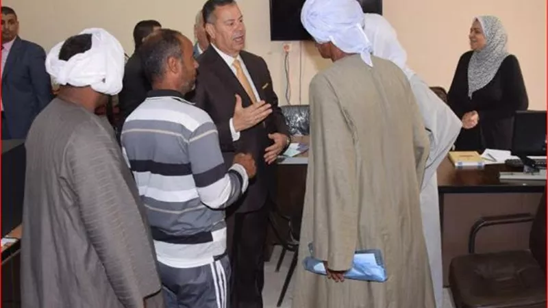 محافظ بني سويف يتابع منظومة العمل بـ 12 إدارة بفرع شرق النيل