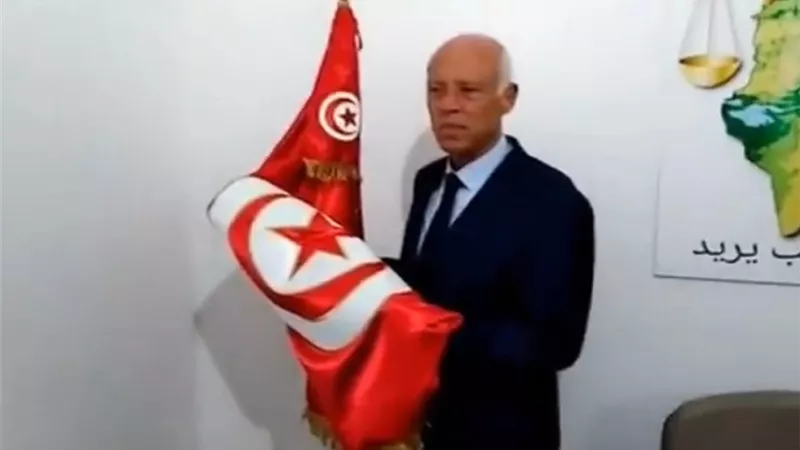 أول رد فعل لـ قيس سعيد على تصدره في انتخابات الرئاسة بتونس .. فيديو