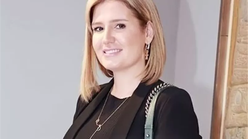 هنا شيحة توجه رسالة غامضة عن الحب