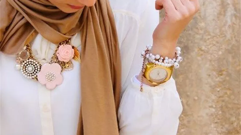 هل يجوز للمرأة ارتداء العقد أو السوار عند الخروج؟