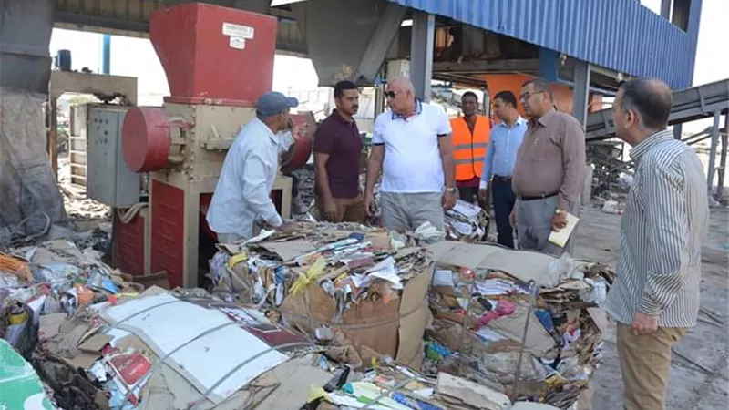الزملوط يتفقد سير العمل بمصنع تدوير المخلفات بالخارجة