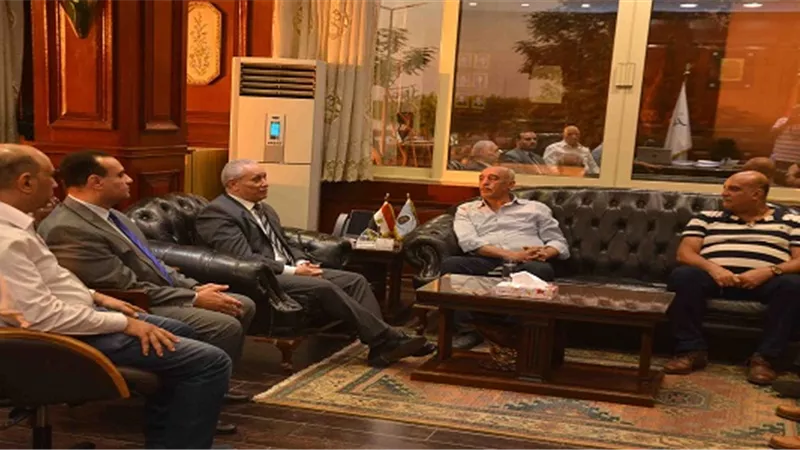 محافظ الأقصر يلتقى وفد الإسكان لبحث المشروعات الجارية