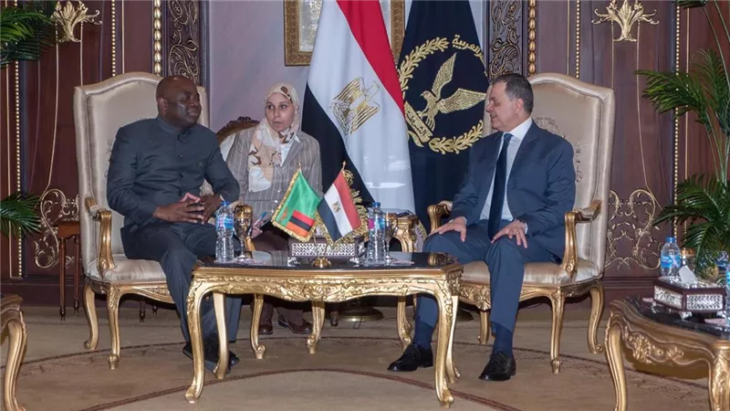 وزير الداخلية يبحث مع نظيره الزامبي سبل التعاون الأمني المشترك
