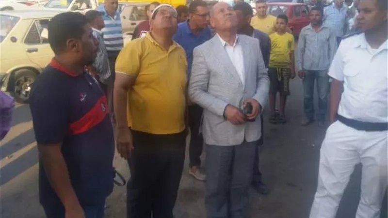 ازالة 3 ادوار بعقار حى المطرية بحضور نائب محافظ القاهرة ورفض التصالح بالصور