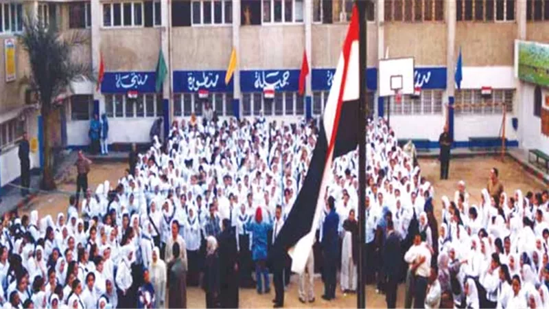 مع بداية العام الدراسي..هل تحية العلم والوقوف للسلام الوطني حرام؟