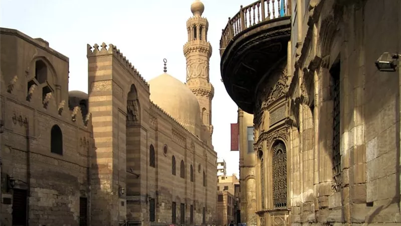 مشروعات القاهرة التاريخية على مائدة الإسكان والآثار
