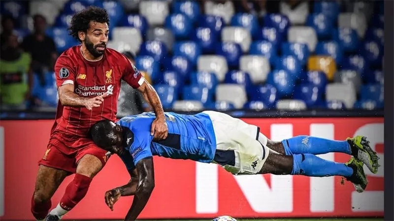 فيديو طريف لمحمد صلاح ومدافع نابولى يشعل مواقع التواصل