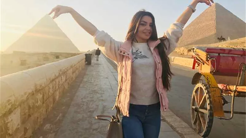 بفستان اخضر مكشوف.. الراقصة جوهرة تشعل السوشيال ميديا