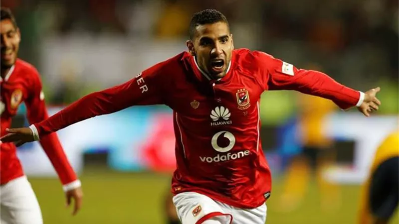 نجم الزمالك في منزل مؤمن زكريا قبل السفر إلي المانيا