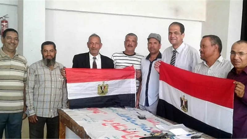 بالأعلام المصرية صحافة الوادي الجديد تحتفل بعودة المدارس ..صور