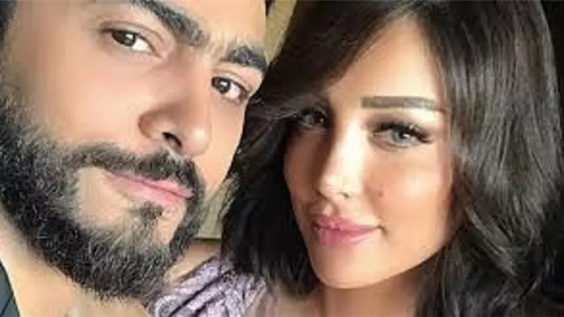 أحدث صورة لتامر حسنى برفقة زوجته