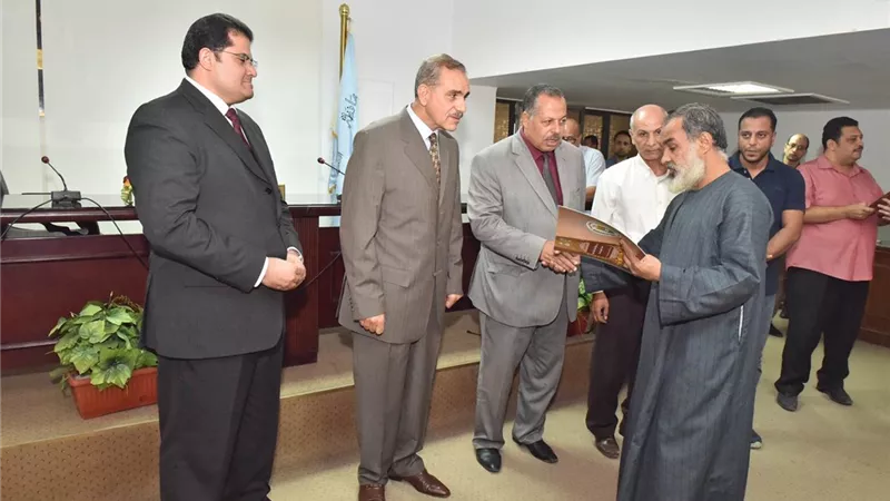 محافظ أسيوط يسلم 28 عقد تقنين جديد للمنتفعين بأراضي أملاك الدولة بـ 7 مراكز
