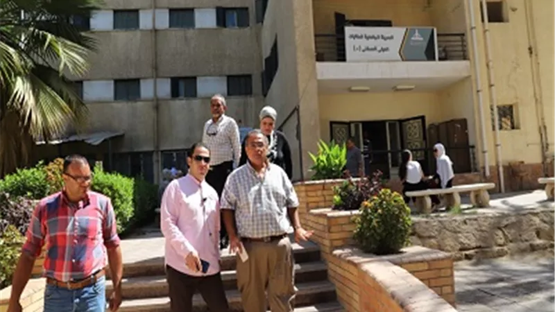 نائب رئيس جامعة عين شمس يتفقد المدن الجامعية طالبات