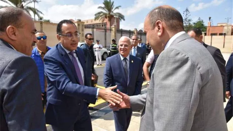 وصول رئيس مجلس الوزراء لرئاسة إجتماع مجلس المحافظين ببورسعيد.. صور