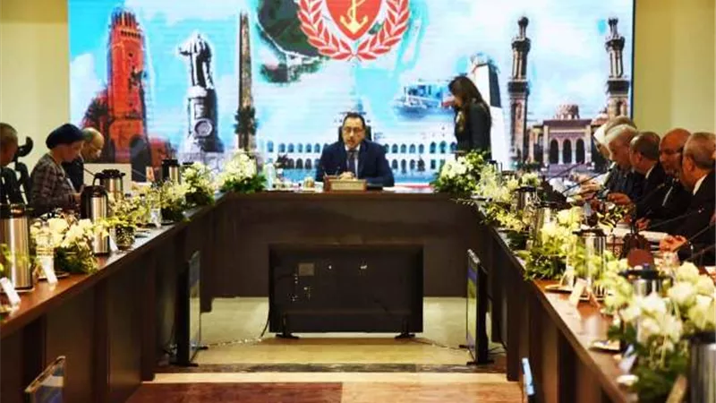 رئيس مجلس الوزراء يترأس إجتماع مجلس المحافظين.. صور