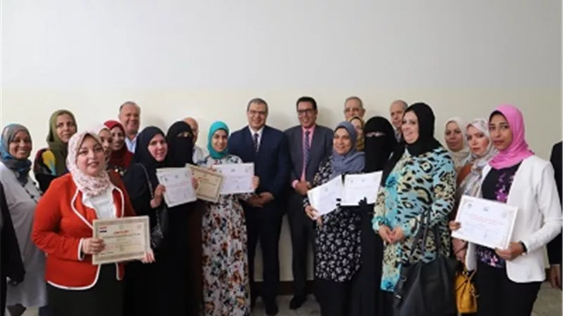 وزير القوي العاملة يسلم شهادات تخرج أول دفعة للمتدربات علي الحياكة