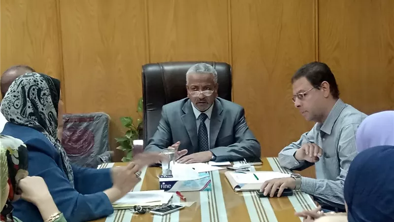 نائب رئيس جامعة الأزهر لوجه قبلي يلتقي بمديري المدينة الجامعية