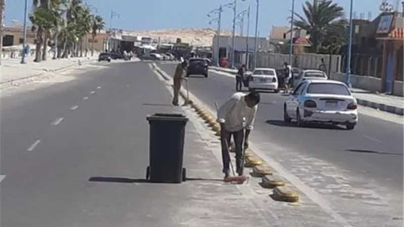 (محافظ مطروح يوجه بتكثيف أعمال النظافة والانارة بمدن المحافظة