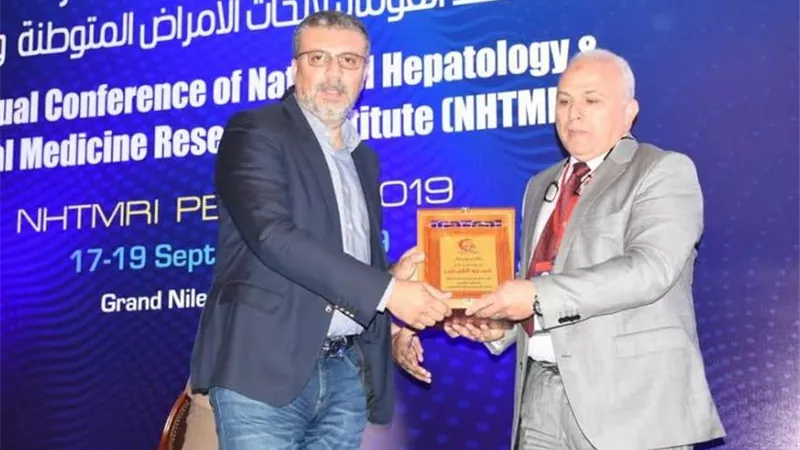 المعهد القومى للكبد يُكرم عمرو الليثى و يمنحه درع لاسهاماته الانسانية