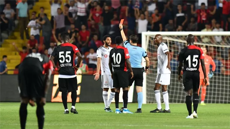 الاتحاد التركى يقرر ايقاف النىنى 3 مباريات وتغريمه .. تعرف على السبب