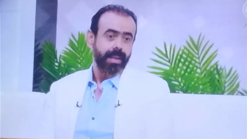 طبيب أسنان يحذر من شق اللثه