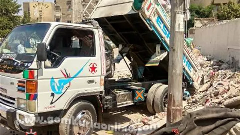 نائب محافظ القاهرة يضبط سيارة تلقى بمخالفات البناء فى شوارع مصر الجديده .. صور