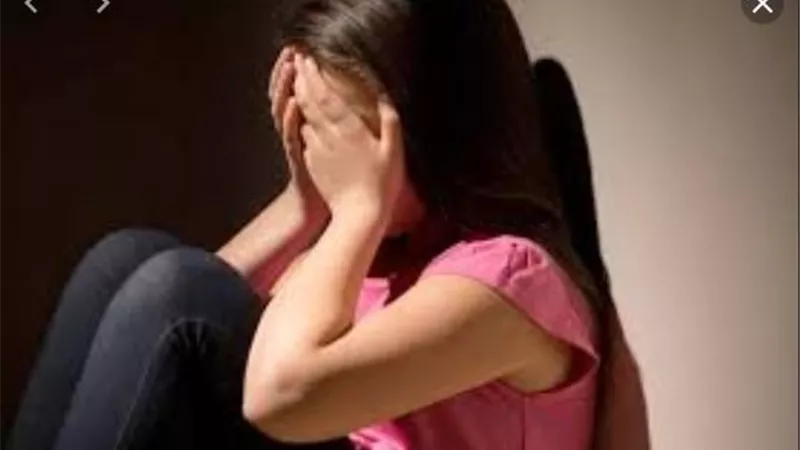 زوجة أب تتعدي علي طفلة بعمود شيشة لتأدييها بالقليوبية