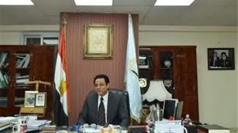 نائب المنطقة الجنوبية يوفر 350 شنطة مدرسية على الطلاب الأكثر احتياجا