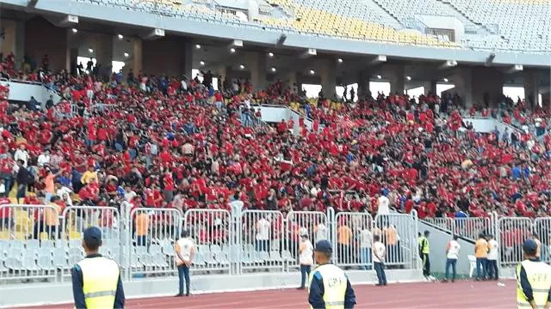 الحكم يعاين ملعب السوبر قبل بدء لقاء الاهلي والزمالك